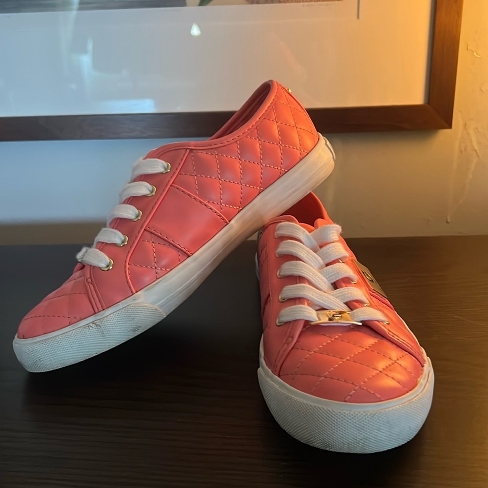 GBG Los Angeles woman size 7 peach Guess sneakers